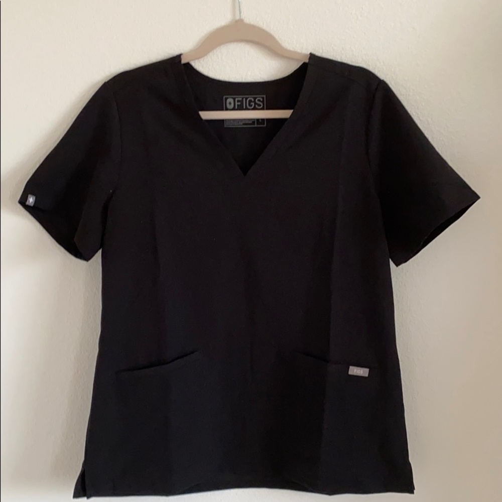 FIGS Casma Three-Pocket Scrub Top in Black